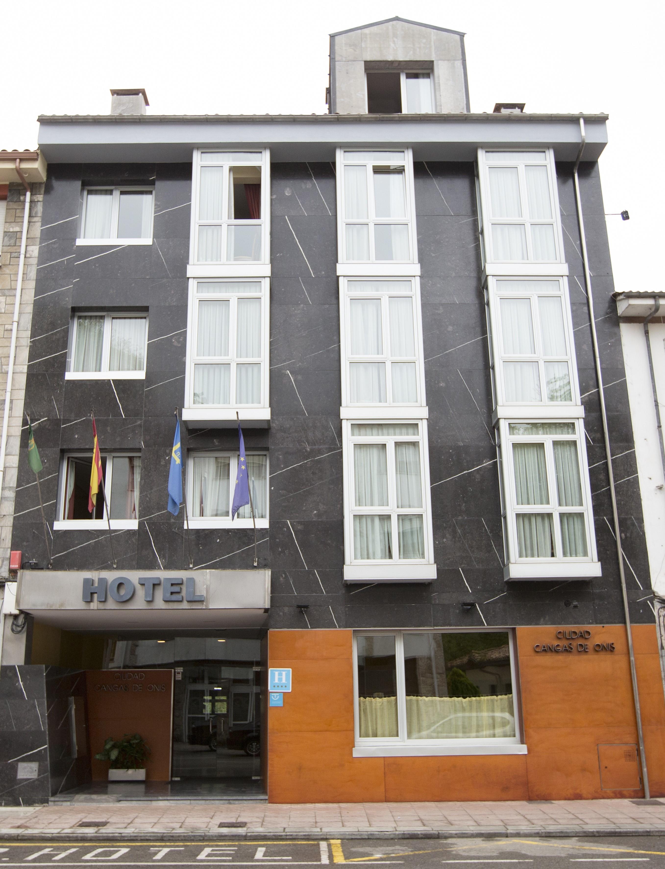 Hotel Ciudad Onís Екстериор снимка